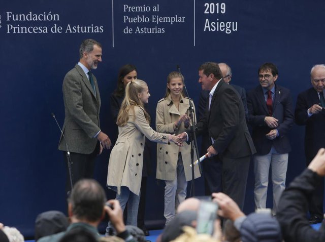 El rey Felipe VI, la princesa Leonor (entregando el Premio al Pueblo Ejemplar de Asturias 2019), la reina Letizia y la infanta Leonor, en Asiego en la entrega del Premio al Pueblo Ejemplar de Asturias 2019, en Asturias a 19 de octubre de 2019.