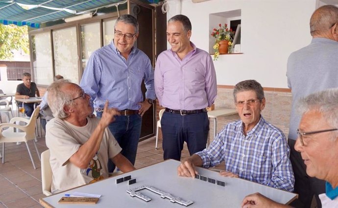 El vicepresidente del PP de Málaga, Francisco Salado, y el presidente del Partido Popular de Málaga, Elías Bendodo, visitan el Hogar del Jubilado de Torre de Benagalbón.