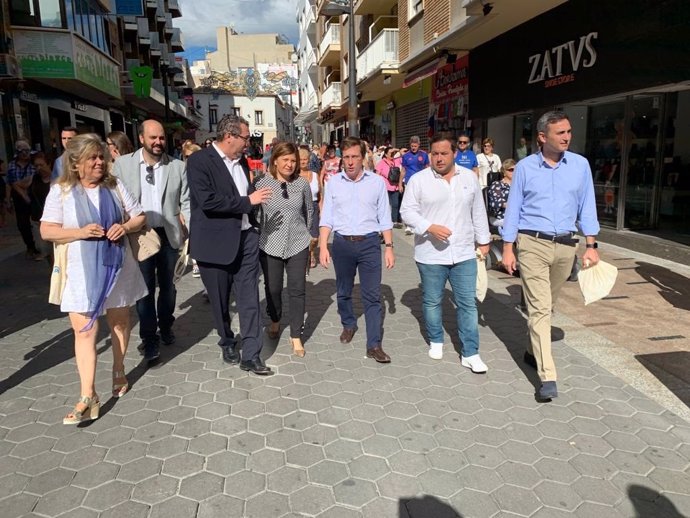 Bonig durante la visita que ha realizado a Benidorm junto al alcalde de Madrid, José Luis Martínez Almeida, los cabezas del lista al Congreso y al Senado y el alcalde de la localidad, Toni Pérez.