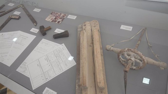 Materiales expuestos en la muestra 'Documentos en Piedra: Lápidas y Lapidarios'.