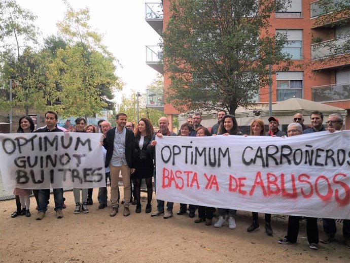 Los canditatos de ECP (comuns) al Congreso Jaume Asens y Aina Vidal visitan a vecinos de Rubí (Barcelona) que critican al fondo Optimum, en la campaña de las elecciones generales del 10 de noviembre de 2019
