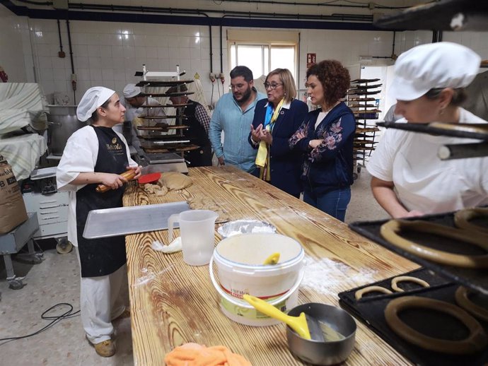 La cabeza de lista del PSOE al Congreso por Huelva,  María Luisa Faneca, visita una panadería de San Bartolomé