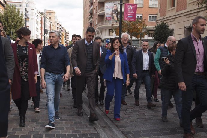 10N.- Sánchez pasea por el centro de Logroño, incluida la conocida calle 'Laurel