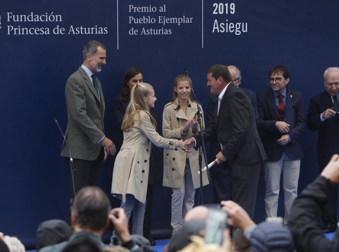 El rei Felipe VI, la princesa Leonor (lliurant el Premi al Poble Exemplar d'Astúries 2019), la reina Letizia i la infanta Leonor.