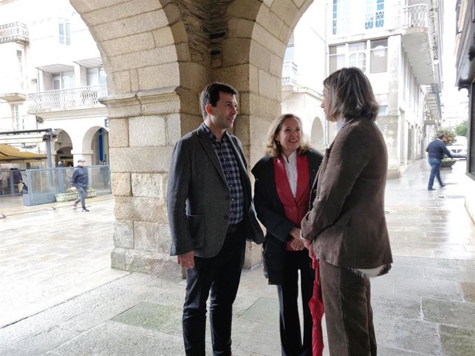 El secretario xeral del PSdeG, Gonzalo Caballero, con la ministra de Economía y Empresa, Nadia Calviño, en Lugo