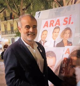 El candidato socialista al Congreso por Tarragona Joan Ruiz, en la pega de carteles de este jueves.