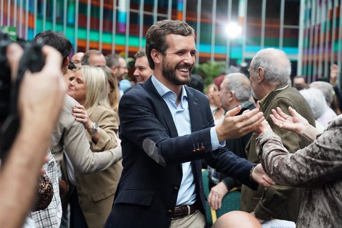 El presidente del PP, Pablo Casado, saluda durante un acto electoral del Partido Popular en Vitoria (Euskadi/España) a 1 de noviembre de 2019.