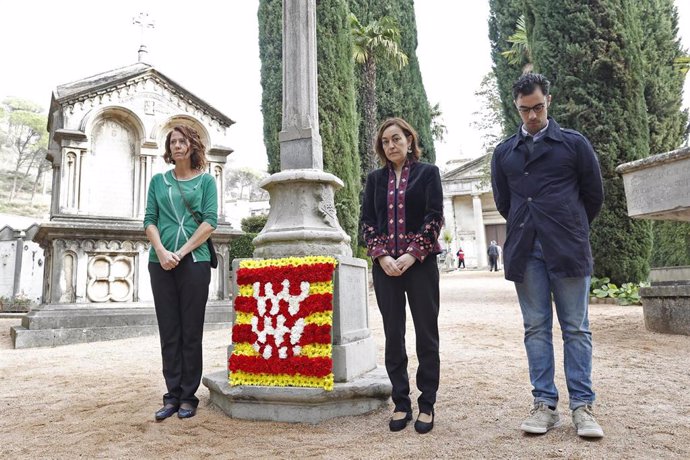 La alcaldesa de Girona, Marta Madrenas, preside el alcalde en recuerdo de los difuntos de la ciudad en el Cementiri Vell.
