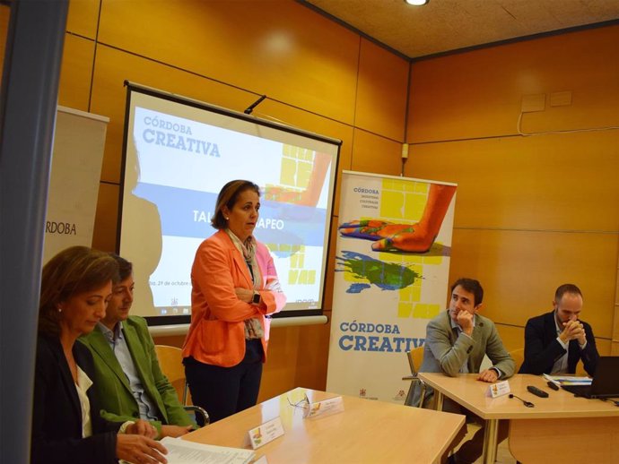 La presidenta del Imdeec y delegada de Cultura y de Innovación, Blanca Torrent, se reúne con agentes culturales