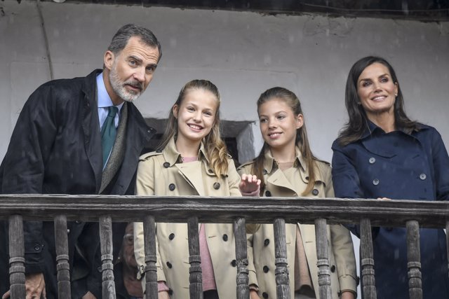 Los Reyes Felipe y Letizia junto a la princesa Leonor y la infanta Sofía