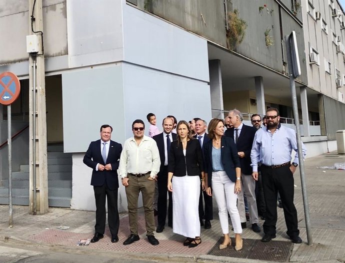 La cabeza de lista por la provincia de Sevilla de Vox al Congreso de los Diputados, Reyes Romero, visita el barrio de San Jerónimo