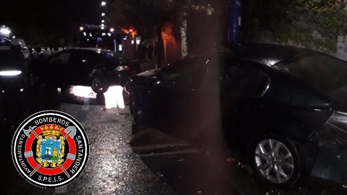 Accidente de tráfico: coche que de madrugada colisiona con otros aparcados en Reina Victoria en Santander.