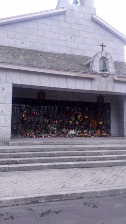Seguidores de Franco dejan flores en el cementario de Mingorrubio