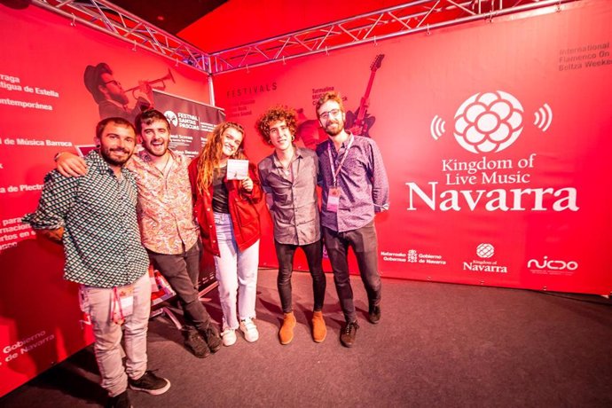 Amaia Romero y los integrantes del grupo Con X visitan en stand de Navarra en el BIME