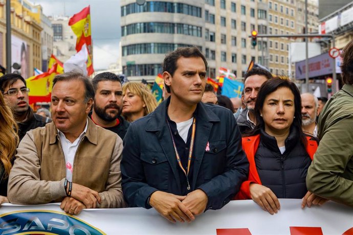 El presidente de Ciudadanos, Albert Rivera, en la cabecera de una manifestación convocada por Jusapol para la equiparación salarial de las fuerzas policiales.