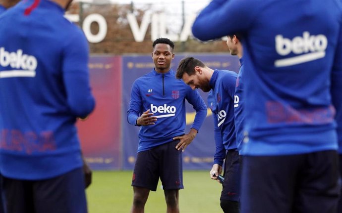 El jugador del FC Barcelona Ansu Fati, junto a Leo Messi, en un entrenamiento