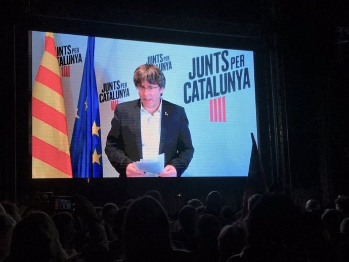 Videoconferncia de l'expresident de la Generalitat Carles Puigdemont davant la presó de Lledoners (Barcelona) en un acte de JxCat en la campanya de les eleccions generals del 10 de novembre de 2019