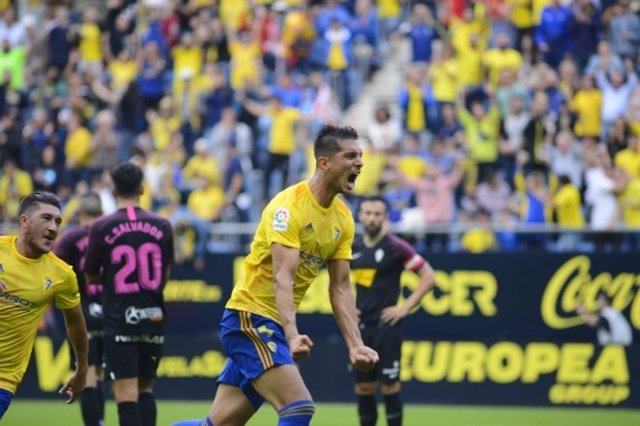 Marcos Mauro celebra un gol con el Cádiz