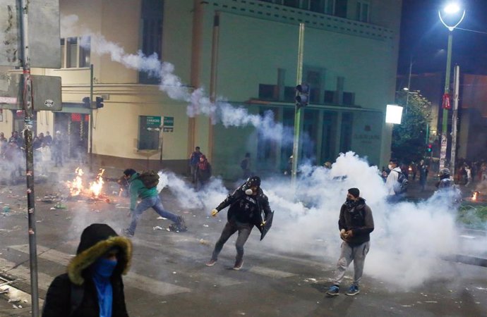 Enfrentamientos entre manifestantes y policías en La Paz en las protestas contra la reelección de Evo Morales