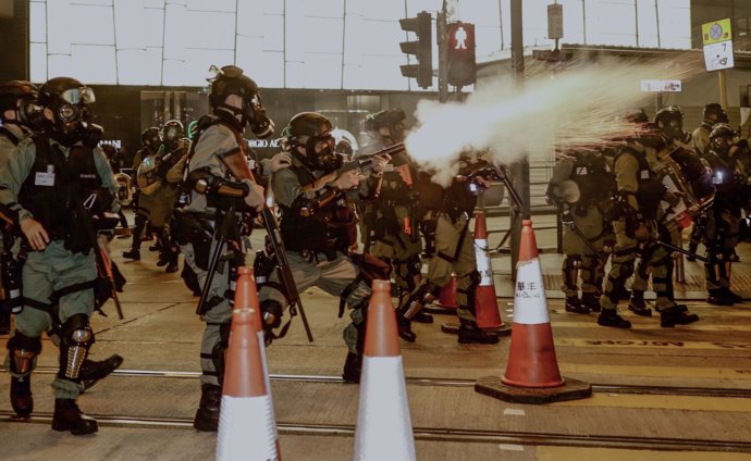 31 October 2019, China, ong Kong: Riot police fire tear gas canisters amid clashes with anti-Chinese government protesters. Photo: Liau Chung-Ren/ZUMA Wire/dpa
