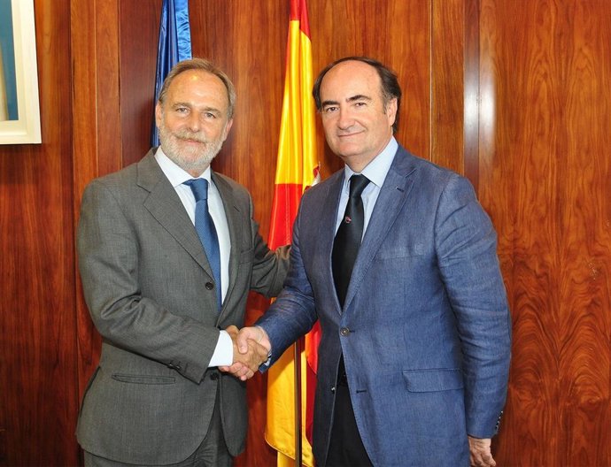 El presidente de la Autoridad Portuaria de Algeciras, Gerardo Landaluce, y el de Puertos del Estado, Salvador de la Encina