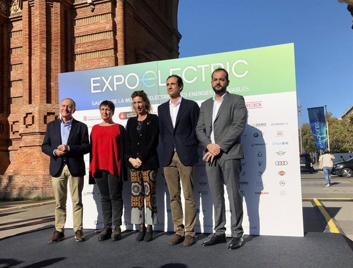 El vicepte.De Movilidad del AMB, Antoni Poveda; la concejal de Movilidad del Ayto. De Barcelona, Rosa Alarcón; la consellera ngels Chacón; el dtor. De Expoelectric, Ramon Caus, y el pte.Delegado Acción Climática de la Diputación de Barcelona, Xesco Gom