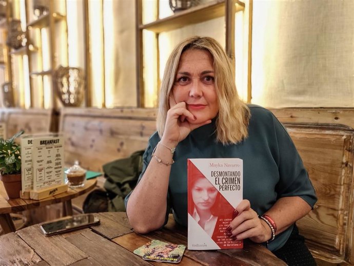 La periodista Mayka Navarro con su primer libro, 'Desmontando el crimen perfecto' (editorial Alrevés)