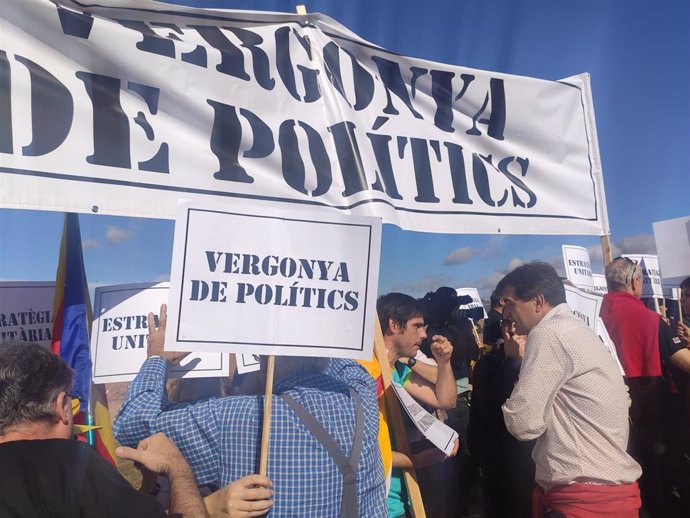 El presidente de ERC en el Parlament, Sergi Sabri, hablando con los CDR que protestan en el acto de los republicanos el 2 de novimebre ante la cárcel de Lledoners, en Sant Joan de Vilatorrada (Barcelona).