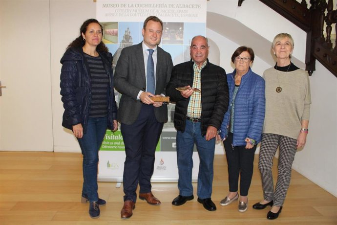 Casañ hace entrega de la navaja conmemorativa del XV aniversario del Museo de la Cuchillería