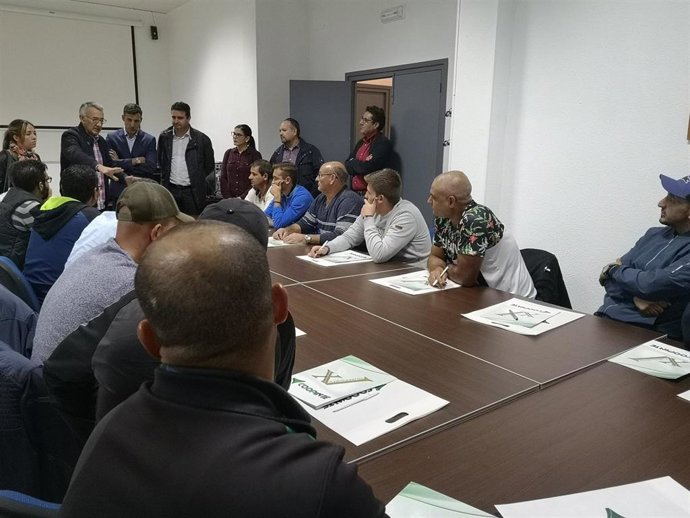 Los candidatos socialistas al Senado Amaro Huelva y Jesús González visitan en Bonares la Cooperativa de Integración (Coopinte)