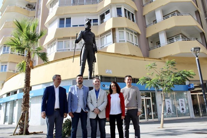 El candidato de Cs por Málaga al Congreso Guillermo Díaz, ante la estatua de Teodoro Reding