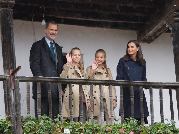 El rei Felip VI, la princesa Leonor, la infanta Sofia, i la reina Letizia saluden durant la seva visita a Asiegu (Astúries) el 19 d'octubre de 2019.