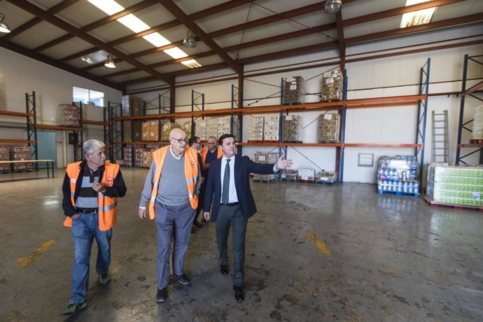 El presidente de la Diputación, Javier A. García, en su visita a la sede del Banco de Alimentos en Almería