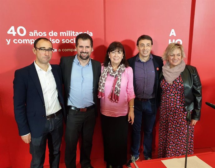 Cristina Narbona (centro) junto a los socialistas David Serrada, Luis Tudanca, Fernando Pablos y Elena Diego, de izquierda a derecha, en Salamanca