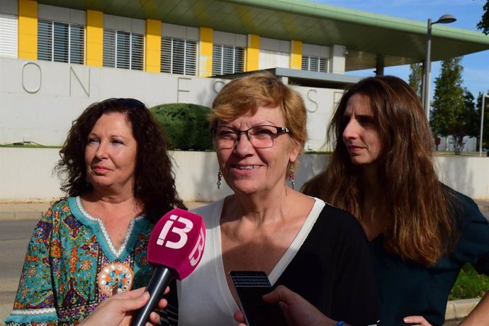 Las candidatas de Unidas Podemos atendiendo a los medios delante del Hospital de Son Espases.