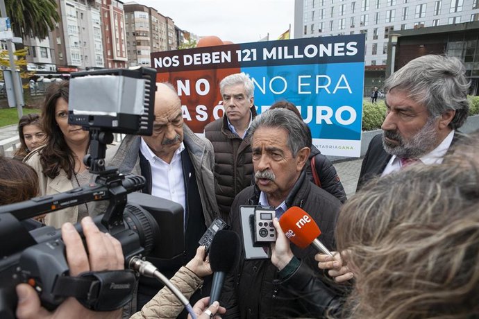 Revilla y Mazón en declaraciones a los medios de comunicación en Valdecilla