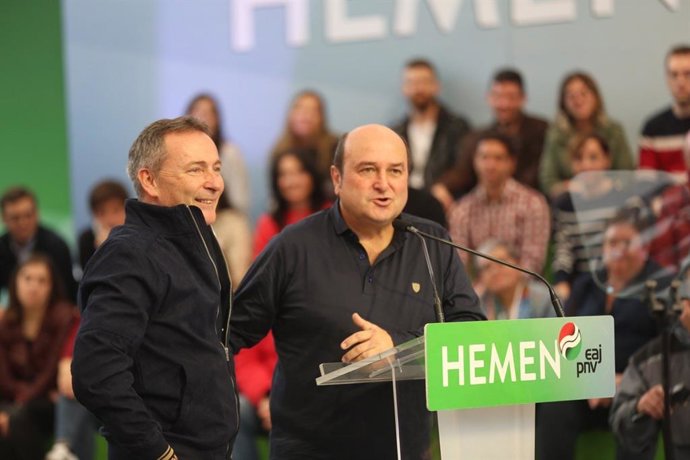 El presidente del EBB del PNV, Andoni Ortuzar, con el candidato Jon Aiarza en un acto electoral de Barakaldo (Bizkaia)