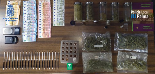 Material incautat en una operació conjunta de la Policia Local y la Policia Nacional contra el tràfic de drogues