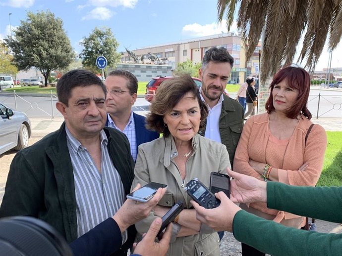 Carmen Calvo atiende a los periodistas en Andújar.