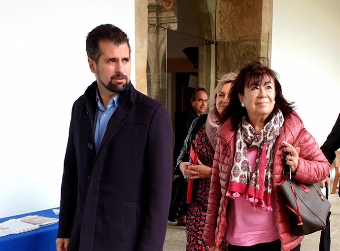 Luis Tudanca junto a Cristina Narbona a su llegada al Colegio Fonseca de Salamanca para un homenaje a socialistas con 40 años de militancia