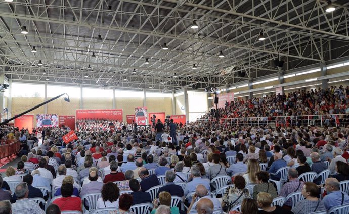 asistentes al acto del Partido Socialista en Mislata (Valencia) escuchan la intervención del presidente del gobierno en funciones, Pedro Sánchez, a sábado 2 de noviembre de 2019