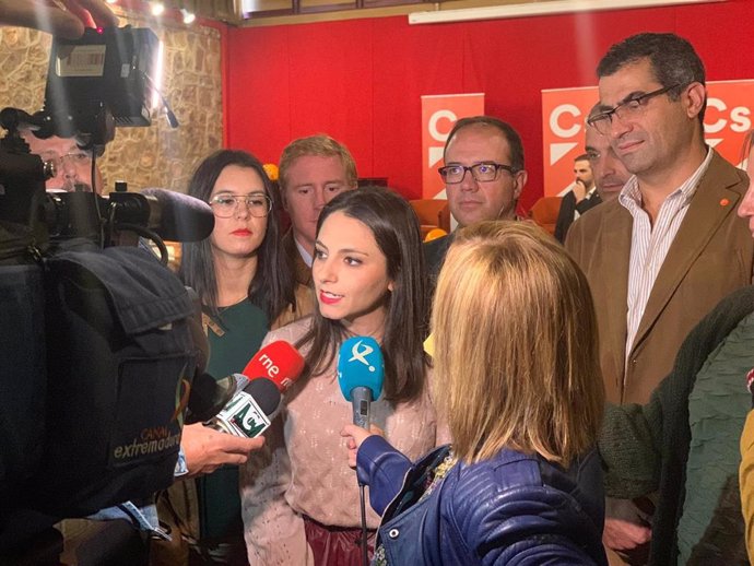 La candidata de Cs al Congreso por Badajoz, María José Calderón, atiende a los medios de comunicación.