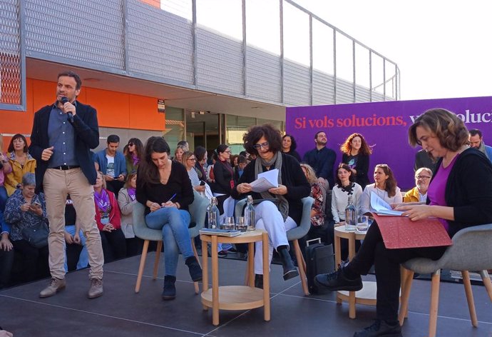 Jaume Asens, Ada Colau, Rosa Lluch (comuns) i Irene Montero (Unides Podem) en un acte d'ECP a Santa Coloma de Gramenet (Barcelona) en campanya de les eleccions generals del 10 de novembre de 2019