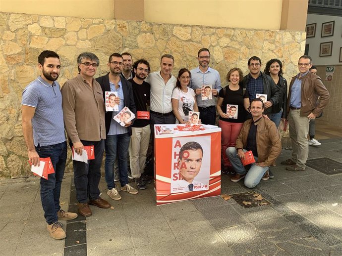 El candidato del Partido Socialista al Congreso de los Diputados por Baleares, Pere Joan Pons, ha anunciado el plan económico de la formación de cara al 10N en una visita al mercado de Pere Garau
