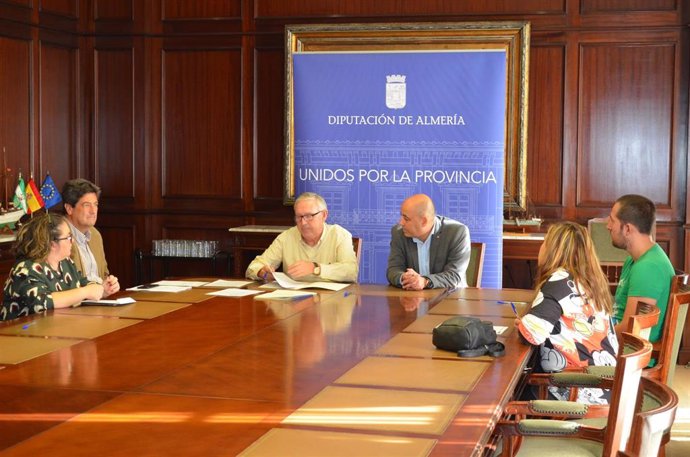 El diputado provincial de Vivienda, Domingo Fernández, y los beneficiarios formalizan los contratos de alquiler con opción a compra de viviendas protegidas