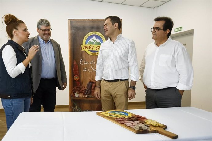 Visita del candidato número 1 del PP al Congreso de los Diputados, Miguel ÁNgel Castellón, a la empresa de embutidos Peña Cruz en Serón.