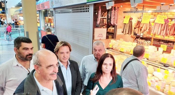 El presidente de VOX Baleares, Jorge Campos, y el candidato de la formación al Congreso de los Diputados, Toni Salvá, han visitado este sábado el mercado del Olivar