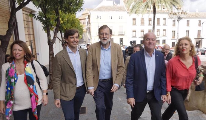 Patricia Navarro, Pablo Montesinos,  Mariano Rajoy, Manuel Barón y Carolina España en Antequera (Málaga)