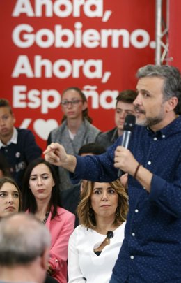El cabeza de lista al Congreso por el PSOE de Málaga, Ignacio López, interviene en un acto con jóvenes socialistas.