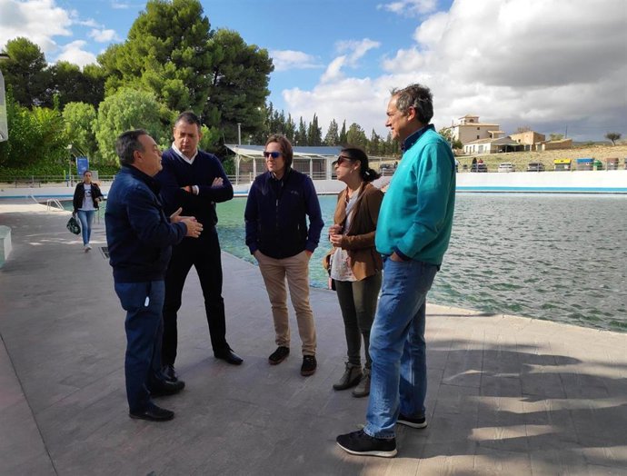 El candidato número 2 al Congreso de los Diputados, Vicente García Egea y la diputada autonómica y presidenta del Parlamento Andaluz, Marta Bosquet, durante una visita a los municipios de Tíjola y Lúcar.